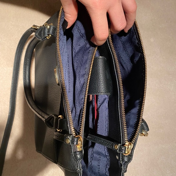 Black tommy brand bag that can be carried both cross-body and on the arm. - Picture 7 of 9